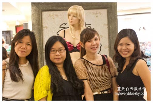 左起: Ant、Chloe 、Crystal 和 我 20130906_wacoal-salute-fashion-show-gurney_0217