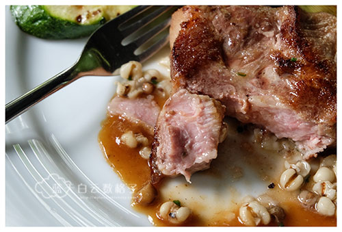 嫩煎台全珍猪美化猪排衬鸡汁大雅薏仁和德式苹果酸菜