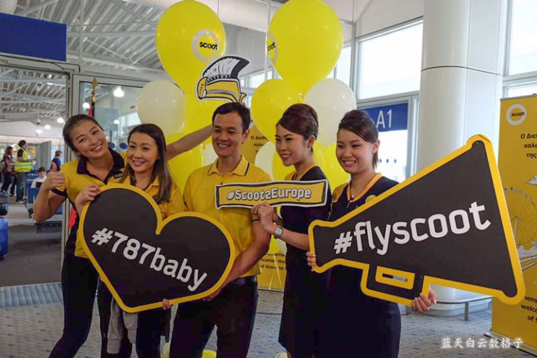Scoot's CEO Mr. Lee Lik Hsin with crew