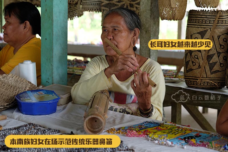 妇女示范传统鼻笛