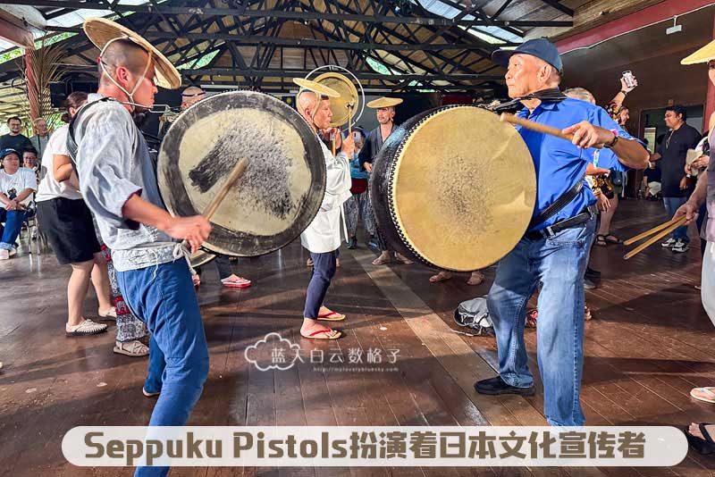 音乐人把带来的乐器带到现场和大家交流