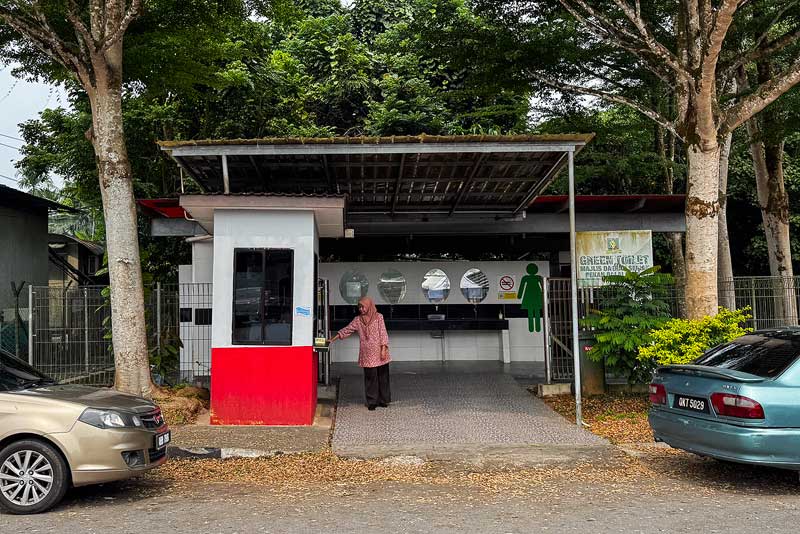 Public toilet at Pan Borneo Highway 